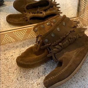 7W Minnetonka Ankle Fringe Booties Good Condition